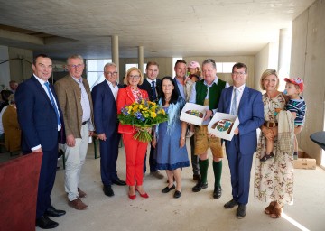 Im Bild von links nach rechts: Bezirkshauptmann Franz Kemetmüller, Bundesrat Martin Preineder, Bundesrat Karl Bader, Landeshauptfrau Johanna Mikl-Leitner, Stadtrat Christian Köberl, Martina Zöchling, Johannes Zöchling, Hans Zöchling, Bürgermeister Albert Pitterle, Karin Zöchling