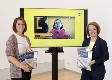 Präsentation des Bedarfsplans für Menschen mit Körper- und Sinnesbehinderungen in St. Pölten. Im Bild Sozial-Landesrätin Christiane Teschl-Hofmeister und Selma Sprajcer vom NPO-Kompetenzzentrum der Wirtschaftsuniversität Wien (v.r.n.l.), am Bildschirm Martin Ladstätter, Gründer und Obmann des Vereins BIZEPS.