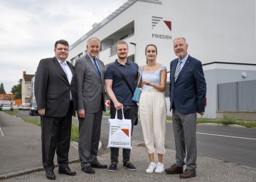 Dir. Christoph Scharinger (GF NÖ Friedenswerk), Landesrat Martin Eichtinger, Matthias Schneider, Ksenia Knezevic und Bürgermeister Klaus Schneeberger