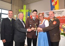 Neues Feuerwehrhaus in Neunkirchen eröffnet: Vizebürgermeister Martin Fasan, Bürgermeister Herbert Osterbauer, Feuerwehrkommandant Maria Lukas, Landeshauptfrau Johanna Mikl-Leitner, Landesfeuerwehrrat Josef Huber (v.l.n.r.)