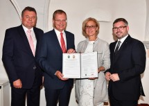 Vereinbarung zwischen Niederösterreich und Oberösterreich unterzeichnet: Landesrat Günther Steinkellner, Landeshauptmann Thomas Stelzer, Landeshauptfrau Johanna Mikl-Leitner und Landesrat Ludwig Schleritzko (von links nach rechts).