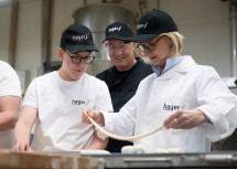 Landeshauptfrau Johanna Mikl-Leitner in der Bäckerei Hager im Rahmen des Formats „Ärmel hoch – Politik bei der Arbeit“.