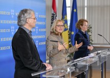 Bei der Pressekonferenz: der Geschäftsführer der FH St. Pölten Hannes Raffaseder, Landeshauptfrau Johanna Mikl-Leitner und Landesrätin Christiane Teschl-Hofmeister (v. l. n. r.).