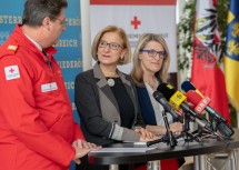 Landeshauptfrau Johanna Mikl-Leitner, Rot Kreuz-Präsident Josef Schmoll und Landesrätin Ulrike Königsberger-Ludwig bei einer gemeinsamen Pressekonferenz zum Thema „Leistungsbilanz 2018 – Rotes Kreuz NÖ“ (v.l.n.r.)