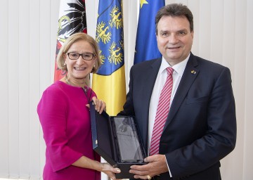 Landeshauptfrau Johanna Mikl-Leitner überreicht Karl Schlögl den „Großen Gläsernen Leopold“ 