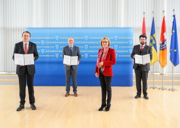 Angelobung des Bürgermeisters von St. Pölten und seiner beiden Vizebürgermeister: Bürgermeister Matthias Stadler, Matthias Adl, Landeshauptfrau Johanna Mikl-Leitner und Harald Ludwig (v.l.n.r.)