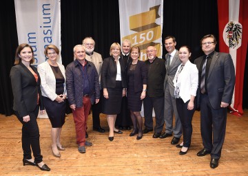 Jubiläumsfeier am BG/BRG Hollabrunn: Landesrätin Mag. Barbara Schwarz, Abt Columban Luser und Direktorin Mag. Jutta Kadletz (Mitte) mit den Ehrengästen. (v.l.n.r.)