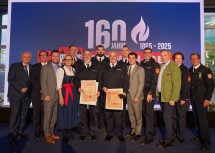 Alexander Lackner, Christoph Jany, Leopold Rohringer (im Bild mit Urkunden) wurden von Bürgermeister Christian Gepp (5.v.r.) für ihre Verdienste mit der Medaille „Hilfe am Nächsten“ in Bronze geehrt, im Bild mit Landeshauptfrau Johanna Mikl-Leitner (4.v.l.)