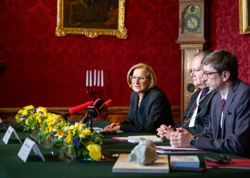 Pressekonferenz anlässlich des Landesfeiertages im Stift Klosterneuburg: Landeshauptfrau Johanna Mikl-Leitner mit Propst Anton Höslinger und Wirtschaftsdirektor Andreas Gahleitner.