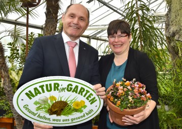 Der Initiator der Aktion „Natur im Garten“ und Landeshauptmann-Stellvertreter, Mag. Wolfgang Sobotka und die Geschäftsführerin von „Natur im Garten“, Christa Lackner.