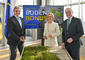 (v.l.) Thomas Knoll, Präsident der Österreichischen Gesellschaft für Landschaftsarchitektur, Landeshauptfrau Johanna Mikl-Leitner und LH-Stellvertreter Stephan Pernkopf bei der Präsentation des „blau-gelben Bodenbonus“, der ab sofort eine Entsiegelungsprämie bringt.