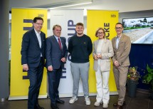 HABAU-Geschäftsführer Hubert Wetschnig, WKNÖ-Präsident Wolfgang Ecker, Euroskills-Goldmedaillengewinner Lukas Miedler, Landeshauptfrau Johanna Mikl-Leitner und Horst Höfer (HABAU Technische Geschäftsbereichsleitung Ingenieurtiefbau).