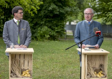 Landwirtschaftskammer NÖ Vizepräsident Lorenz Mayr und LH-Stellvertreter Stephan Pernkopf bei der Pressekonferenz.