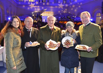 Moderatorin Daniela Zeller, Abt-Primas Probst Bernhard Backovsky vom Stift Klosterneuburg, Landeshauptmann Dr. Erwin Pröll, Schauspielerin und Neo-Niederösterreicherin Kristina Sprenger und Landesrat Dr. Stephan Pernkopf (v.l.n.r.) besuchten vergangenen Freitag, 30. November, den „So schmeckt Niederösterreich“-Adventmarkt in der Wiener Herrengasse.