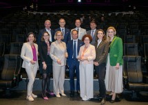 (vorne v.l.) Birgit Petross (Bürgermeisterin Vösendorf), Birgit Kramel (Partnerin DLA Piper, Vorsitzende Urban Land Institut), Landeshauptfrau Johanna Mikl-Leitner, Managing Direktor Pual Douay, Staatssekretärin Elisabeth Zehetner, Carmen Dilch (Academic Expert & Lecutrer Real Estate Management Study Programs FH Wien der WKNW), Landtagsabgeordnete Marlene Zeidler-Beck, (hinten v.l.) Paul Leitenmüller (Herausgeber Leadersnet), Günther Artner (Head of Group Commercial Real Estate ERSTE Group), Zsolt Juhasz (General Manager SCS), Frédéric Joureau (französischer Botschaftsrat)
