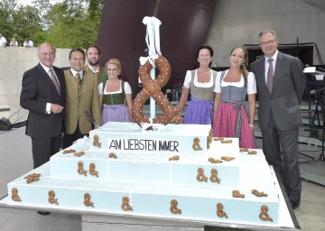 Anschnitt der Jubiläumstorte: Landeshauptmann Dr. Erwin Pröll, Josef, Georg, Claudia, Roswitha und Johanna Resch sowie Hausherr Tassilo Metternich-Sándor. (v.l.n.r.)