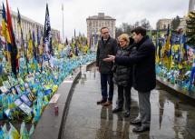 ecoplus-Aufsichtsratsvorsitzender Jochen Danninger, Landeshauptfrau Johanna Mikl-Leitner und Botschafter Arad Benkö am Kyjiwer Maidan, auf dem die ukrainische Bevölkerung ihrer Kriegsopfer gedenkt.