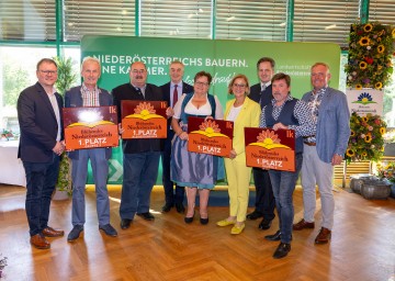 Blumenschmuckwettbewerb 2023: Landeshauptfrau Johanna Mikl-Leitner, Wirtschaftskammer Niederösterreich Vizepräsident Christian Moser (4. von links), Landwirtschaftskammer NÖ-Präsident Johannes Schmuckenschlager (3. von rechts) und Landesobmann-Stellvertreter Karl Auer (rechts) mit den Vertretern der Siegergemeinden Kollersdorf-Sachsendorf, Puchberg am Schneeberg, Waidhofen an der Ybbs und Wenjapons