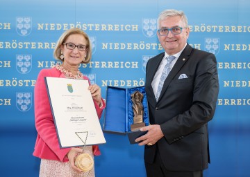 Landeshauptfrau Johanna Mikl-Leitner überreicht dem Österreichischen Gemeindebundpräsidenten Alfred Riedl die Ehrenstatuette „Heiliger Leopold“ des Landes Niederösterreich anlässlich seines 70. Geburtstages im Rahmen eines Empfanges im Landhaus St. Pölten.