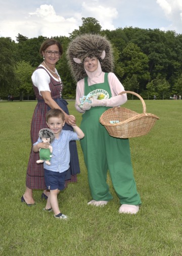 Freuen sich auf das „Natur im Garten“-Abenteuerfest auf der Garten Tulln:  Landeshauptmann-Stellvertreterin Mag. Johanna Mikl-Leitner, Lorenz und Igel Nig. (v.l.n.r.)