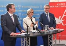 Bei der Pressekonferenz zum diesjährigen Viertelfestival, am Podium Festivalleiter Stephan Gartner, Landeshauptfrau Johanna Mikl-Leitner und Hermann Dikowitsch, Leiter der Abteilung Kunst und Kultur (v.l.n.r.)