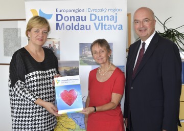 Im Bild von links nach rechts: Landesrätin Barbara Schwarz, Prof. Monika Vyslouzil (FH St. Pölten), Prof. Karl Ennsfellner (IMC FH Krems) präsentieren die neue Broschüre zum Gesundheitsstandort Europaregion Donau-Moldau