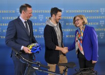 Landesrat Jochen Danninger und Landeshauptfrau Johanna Mikl-Leitner freuen sich, dass sie Felix Neureuther als Radbotschafter für Niederösterreich gewinnen konnten.