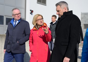 Landeshauptfrau Johanna Mikl-Leitner, Bundeskanzler Karl Nehammer und LH-Stellvertreter Stephan Pernkopf am Gelände des NÖ Feuerwehr- und Sicherheitszentrums in Tulln.