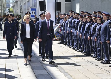 Landeshauptfrau Johanna Mikl-Leiter und Innenminister Gerhard Karner beim Abschreiten der Ehrenformation.