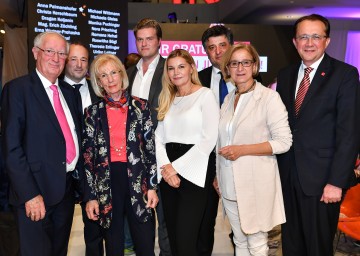 25 Jahre Einkaufszentrum Traisenpark in St. Pölten: Im Bild Landeshauptfrau Johanna Mikl-Leitner mit den Eigentümern Erich und Helga Kellerhals, Centermanagerin Anita Bräunlich und Bürgermeister Matthias Stadler (erste Reihe, von links nach rechts) sowie Geschäftsführer Helmut Gappmayer, Julian Kellerhals und Geschäftsführer Erich Schuhmacher (zweite Reihe, von links nach rechts).