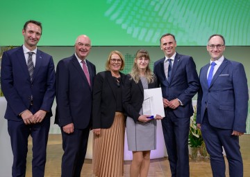 Die Hochschulleitung der IMC FH Krems und Landesrat Jochen Danninger gratulieren Alina Lenzer zur Auszeichnung. (v.l.n.r): Udo Brändle, Karl Ennsfellner, Ulrike Prommer, Alina Lenzer, Jochen Danninger, Martin Waiguny 