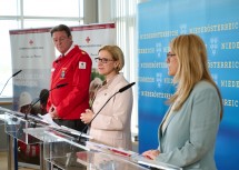 (v.l.n.r.) Rot-Kreuz-Präsident Josef Schmoll, Landeshauptfrau Johanna Mikl-Leitner und Gesundheitslandesrätin Ulrike Königsberger-Ludwig präsentierten die Einsatzbilanz für das Rote Kreuz Niederösterreich 2022 im Landhaus St. Pölten.