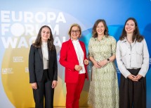 Landeshauptfrau Johanna Mikl-Leitner und Bundesministerin Clauia Bauer mit Teilnehmerinnen des Europa-Forum Wachau.