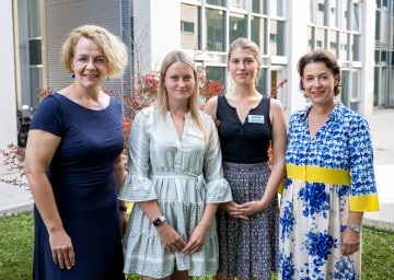 Familien-Landesrätin Christiane Teschl-Hofmeister mit den angehenden Freizeitpädagoginnen Eva Göttfried und Marilou Konrad sowie der Geschäftsführerin der NÖ Familienland GmbH, Barbara Trettler (v.l.).