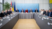 Gruppenfoto vom Forum „Finanzierung und Sicherheit“ rund um Landeshauptfrau Johanna Mikl-Leitner.