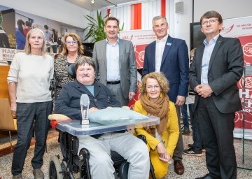 Monika Kößl, AKNÖ-Vizepräsidentin Gerda Schilcher, Preisträger Franz Kößl, Bürgermeister Werner Krammer, Landesrätin Christiane Teschl-Hofmeister, Vorsitzender der AUVA-Landesstelle für Wien, Niederösterreich und das Burgenland, Peter Engelbrechtsmüller und AUVA-Landesstellendirektor Reinhard Minixhofer (v.l.n.r.) bei der Preisübergabe.