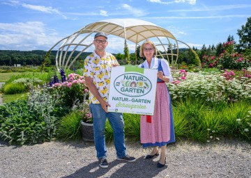 Landeshauptfrau Johanna Mikl-Leitner mit dem Inhaber der Oberleitner Gartenkultur, Reinhard Oberleitner.