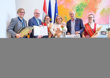 Bei der offiziellen Überreichung des Landeswappens an den NÖ Teichwirteverband (v.l.n.r.) Obmann-Stv. Andreas Kainz, LH-Stellvertreter Stephan Pernkopf, NÖ Karpfenkönigin Sandra Esser, Landeshauptfrau Johanna Mikl-Leitner, Obmann Ferdinand Trauttmansdorff und NÖ Karpfenprinzessin Michaela Altmann.
