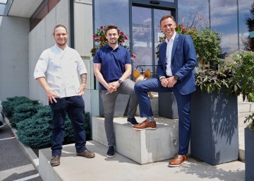 Im Bild von links nach rechts: Laurent Amon – Gasthaus Jell, Christoph Höllerschmid-Haslinger – Betriebsleiter, Landesrat Jochen Danninger