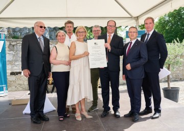 Bei der Überreichung der Urkunde an Petronell-Carnuntum: Bernd von Droste zu Hülshoff, Ruth Pröckl, Landeshauptfrau Johanna Mikl-Leitner, Klubobmann August Wöginger mit Vertretern der Marktgemeinde.