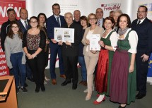 Landeshauptfrau Johanna Mikl-Leitner (11. von links), Bürgermeister Theodor Schilcher (7. von links), NÖN-Chefredakteur Daniel Lohninger (6. von links), Obfrau Maria Forstner (5. von links) und NV-Vorstandsdirektor Bernhard Lackner (3. von links) inmitten von Ehrenamtlichen und Freiwilligen der Marktgemeinde Theresienfeld
