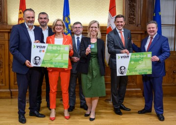 Von links nach rechts: Landeshauptmann Hans Peter Doskozil, Landesrat Heinrich Dorner, Landeshauptfrau Johanna Mikl-Leitner, Landesrat Ludwig Schleritzko, Bundesministerin Leonore Gewessler, Landesrat Peter Hanke und Bürgermeister Michael Ludwig.