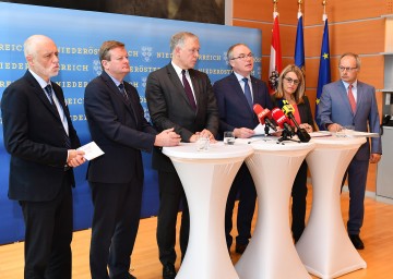 Präsentation der Leitlinien des Regionalen Strukturplans Gesundheit 2025: NÖ Patientenanwalt Gerald Bachinger, Landesrat Gottfried Waldhäusl, Landesrat Martin Eichtinger, LH-Stellvertreter Stephan Pernkopf, Landesrätin Ulrike Königsberger-Ludwig und Primarius Martin Breitenseher (v.l.n.r.) 