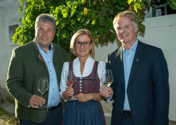 Eröffnung 31. Weinherbst Niederösterreich. Landeshauptfrau Johanna Mikl-Leitner mit (li.) Leopold Müller (Vizepräsident NÖ Weinbauverband) und (re.) Michael Duscher (GF NÖ Werbung).
