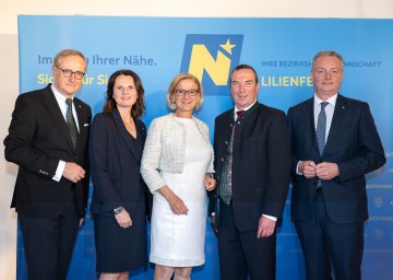 Landesamtsdirektor Werner Trock, Bezirkshauptfrau Heidelinde Grubhofer, Landeshauptfrau Johanna Mikl-Leitner, Bezirkshauptmann a. D. Franz Kemetmüller und Landesamtsdirektor-Stellverter Gerhard Dafert (v.l.n.r.)