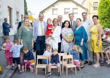 Landeshauptfrau Johanna Mikl-Leitner (mitte) bei der Eröffnung der Tagesbetreuungseinrichtung in Au/Leithagebirge mit u. a. Bürgermeisterin Reka Fekete (3.v.r.), Vizebürgermeister Martin Holzer (6.v.r.) und Landtagsabgeordneten Otto Auer (3.v.l.).