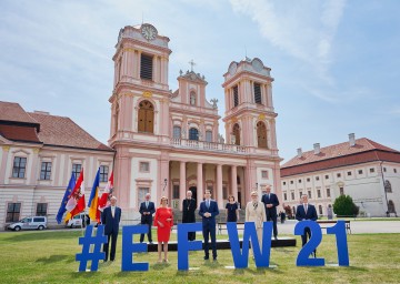 EU-Kommissar Johannes Hahn (von links), Landtagspräsident Karl Wilfing, Landeshauptfrau Johanna Mikl-Leitner, Abt Columban Luser, Bundeskanzler Sebastian Kurz, Außenministerin der Republik Kosovo Donika Gervalla-Schwarz, Litauens Premierministerin Ingrida Šimonyté, Landesrat Martin Eichtinger und der Schweizer Bundesrat Ignazio Cassis vor dem Stift Göttweig.