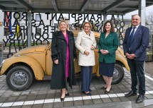 Eine neue Kunstinstallation zeigt das letzte Fahrzeug von W. H. Auden, einen VW Käfer. Im Bild die Botschafterin von Großbritannien, Lindsay Skoll, Landeshauptfrau Johanna Mikl-Leitner, US-Botschafterin Victoria Kennedy und Bürgermeister Josef Friedl.