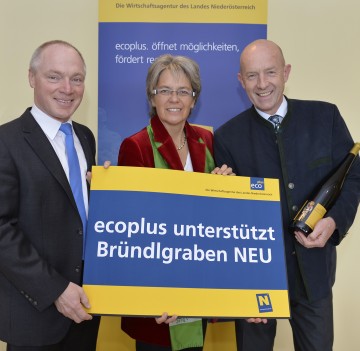 Wirtschaftsagentur ecoplus unterstützt verkehrssichernde Maßnahmen entlang historischer Weinkeller im Bründlgraben: ecoplus Geschäftsführer Mag. Helmut Miernicki, Wirtschafts- und Technologie-Landesrätin Dr. Petra Bohuslav und Winzer Krems-Geschäftsführer Franz Ehrenleitner (v.l.n.r.)