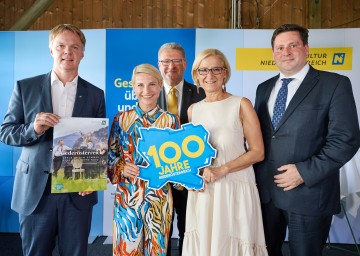 NÖ-Werbung Geschäftsführer Michael Duscher, Obfrau des Vereines Theaterfest NÖ Kristina Sprenger, Abteilungsleiter Hermann Dikowitsch, Landeshauptfrau Johanna Mikl-Leitner und Badens Bürgermeister Stefan Szirucsek (v.l.n.r.)